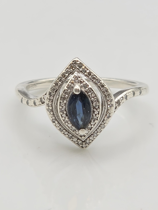 Estate Jewelry - Narural And Elegant Blue Sapphire And Diamond Ring